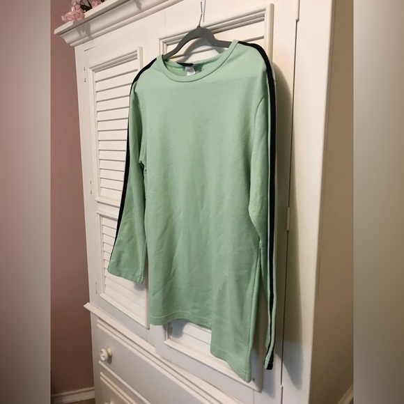 🧩 Pale lime green top with black pinstripes on sleeves. - Picture 2 of 5